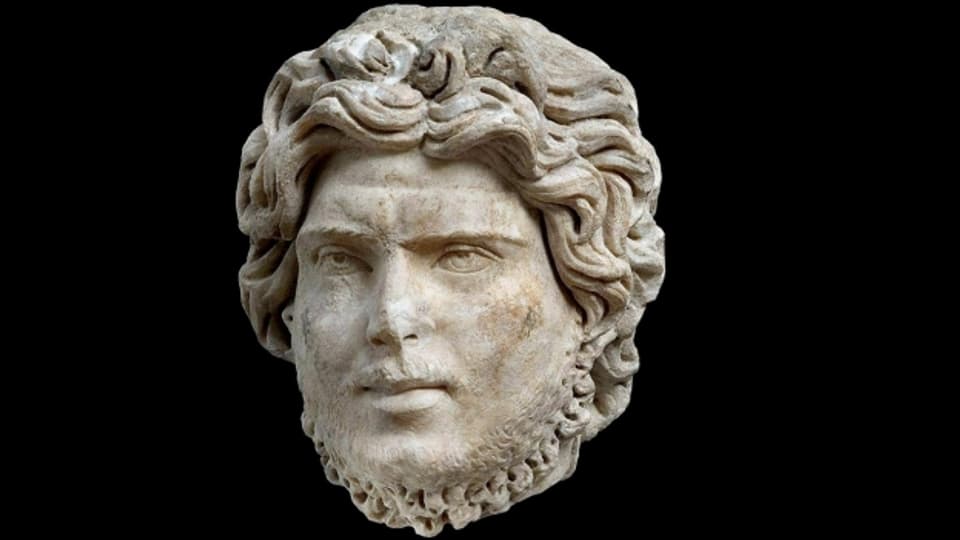 Figura en marmor dal temp roman, il tgau da Dionysos, chattà ad Atena.