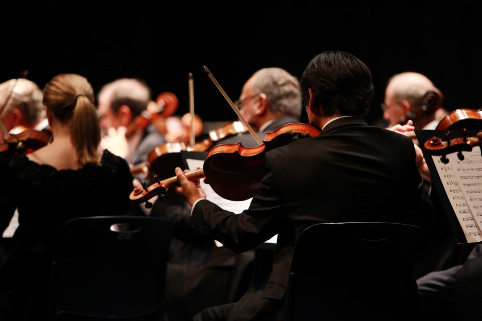 La sinfonia en C-Dur è l'emprima sinfonia da Bizet.