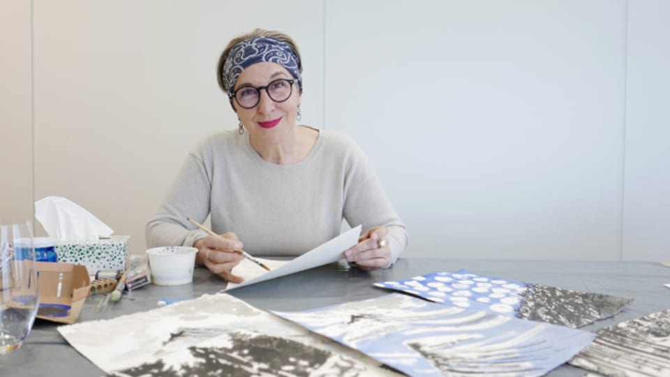 L'artista Cecila Demarmels en ses atelier termporar a Tavau.