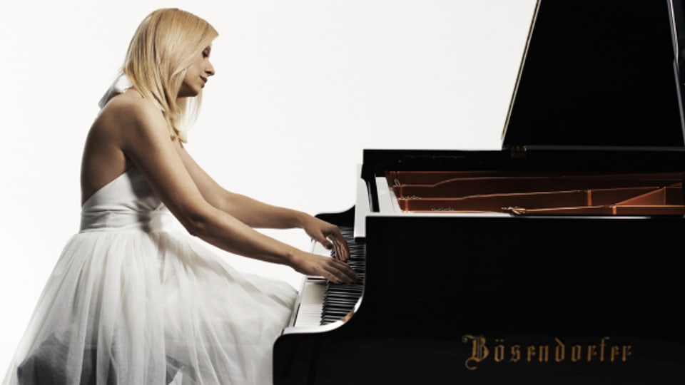 L'enconuschenta pianista Valentina Lisitsa interpretescha Rachmaninov.