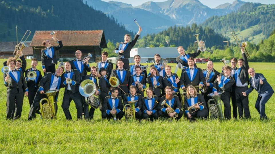 Brass Band Berner Oberland cun il dirigent Corsin Tuor