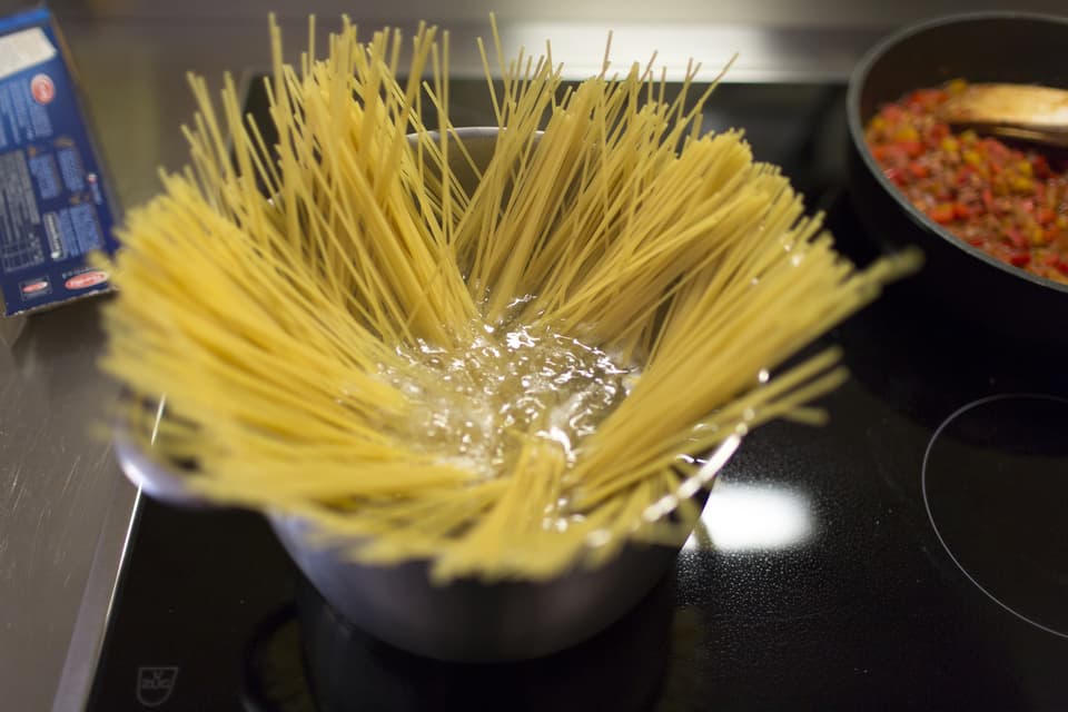 Ensasez èsi simpel: Er in recept da far spaghettis è in algoritmus