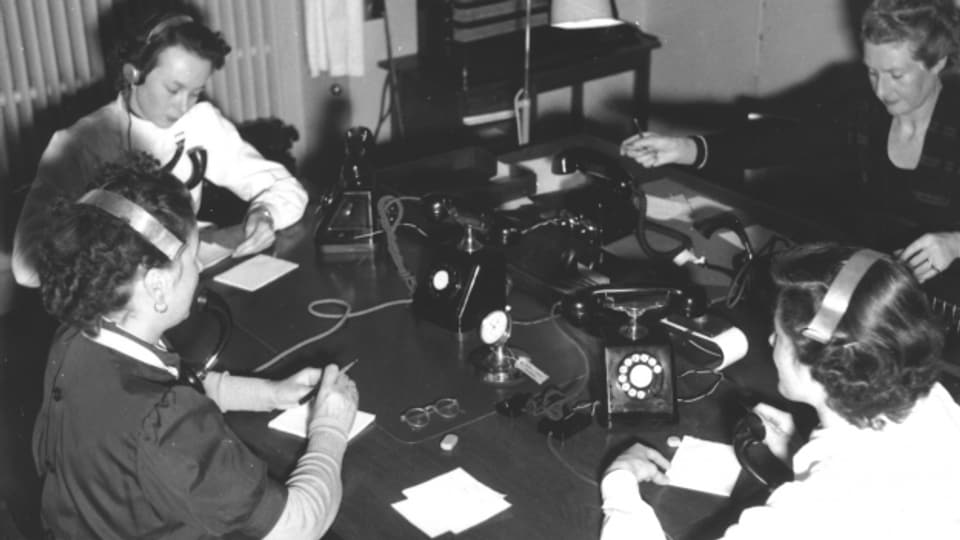 Telefonistas prendan encunter donaziuns, december 1951