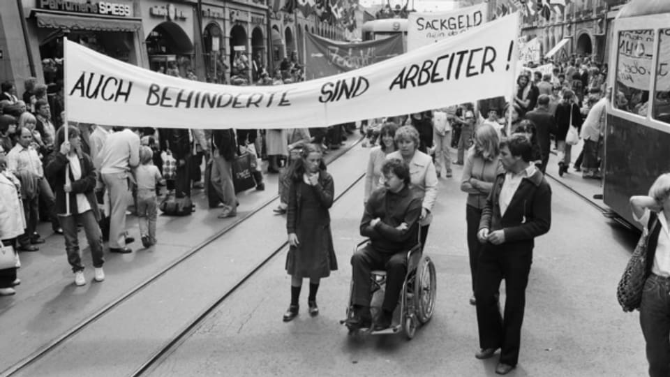 Demonstraziun (1981) per dapli acceptanza en la societad.