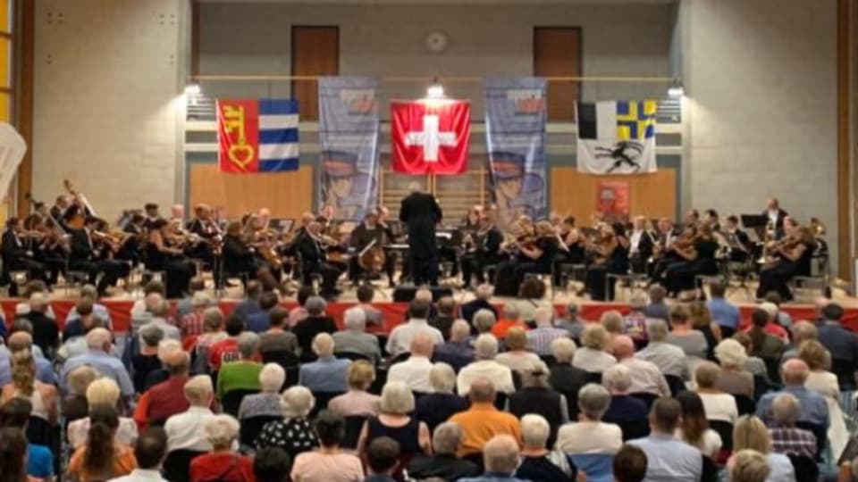 L'orchester sinfonic en la halla da concert a Sursaissa.
