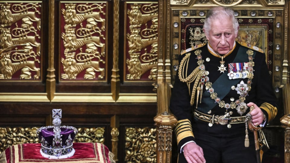 King Charles dasper la curuna imperiala.