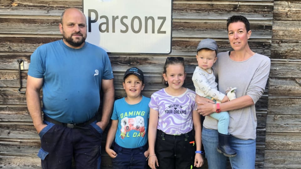 Andreas, Jonas, Luana, Valerio e Ramona Stgier avant clavà.