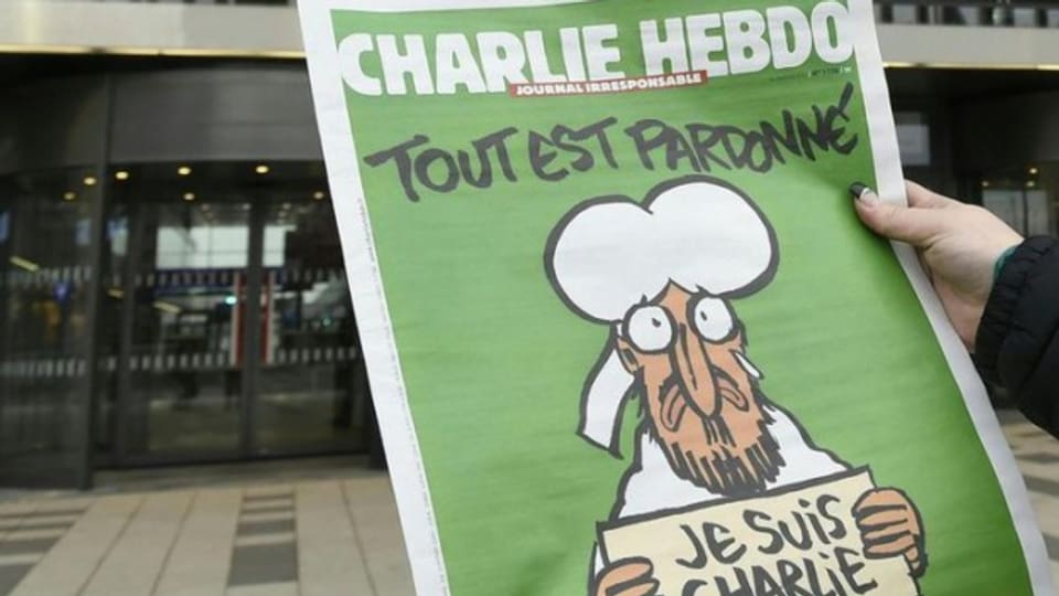 Il frontispizi da l'ultima ediziun da «Charlie Hebdo»: "Tut è perdunà" – er Mohammed bragia per las victimas da l'attentat.