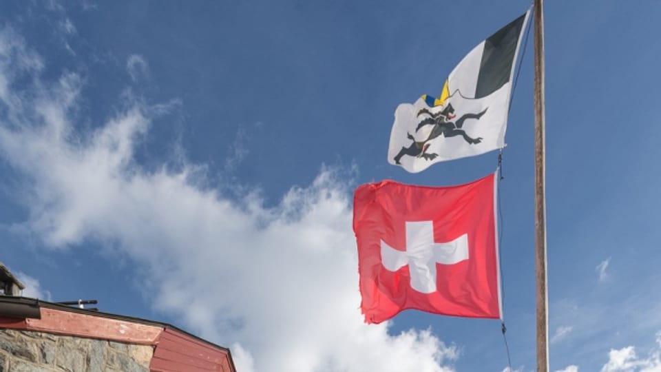 La bandiera dil Grischun e la Svizra.