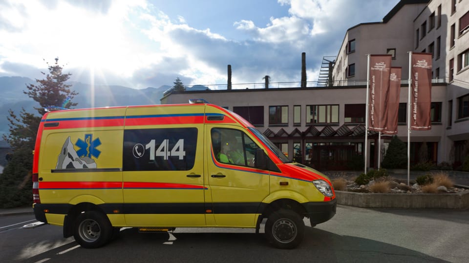In'ambulanza davant l'ospital Glion.