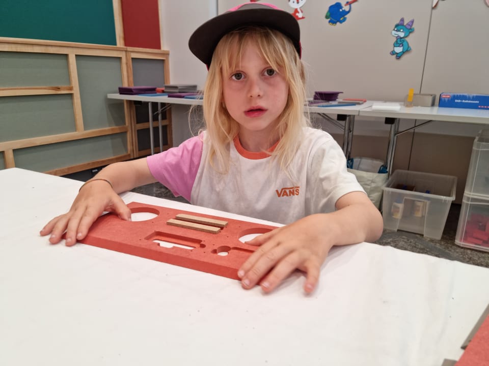 Die Kinder vom Ferienpass Tamins-Felsberg besuchen RTR und bauen ihr eigenes Radio DAB+.