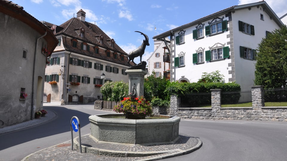La rundella da malans cun la statua d'in capricorn.
