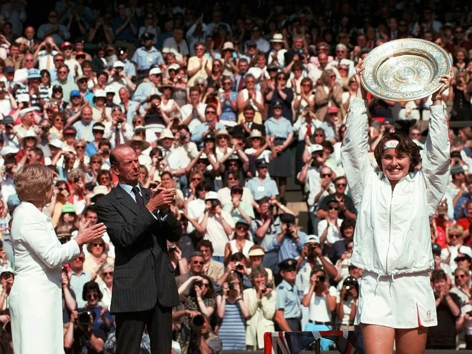 Martina Hingis cun ses buccal a Wimbledon.
