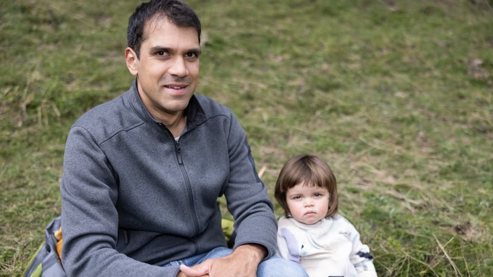 Daniel ist mit seiner Familie aus Zürich angereist und geniesst die Natur beim Festivalgelände sehr.