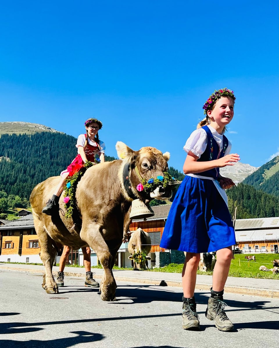 Mädchen mit Kühe in Brigels 