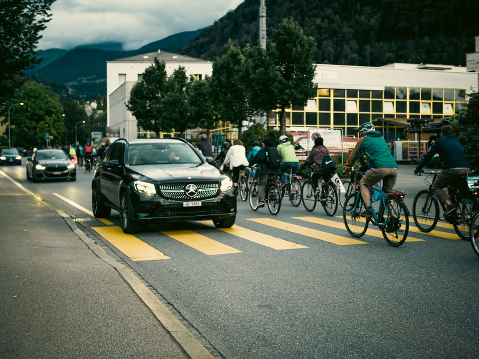 intgins demonstrants ch'èn ids cun il velo tras citad. 