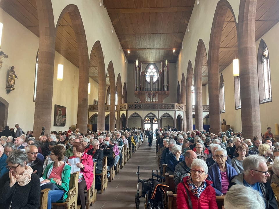 Die gefüllte Kirche Clara in Basel