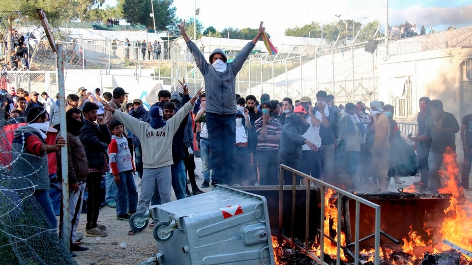 Plirs demonstrants han dà fieu a containers. 