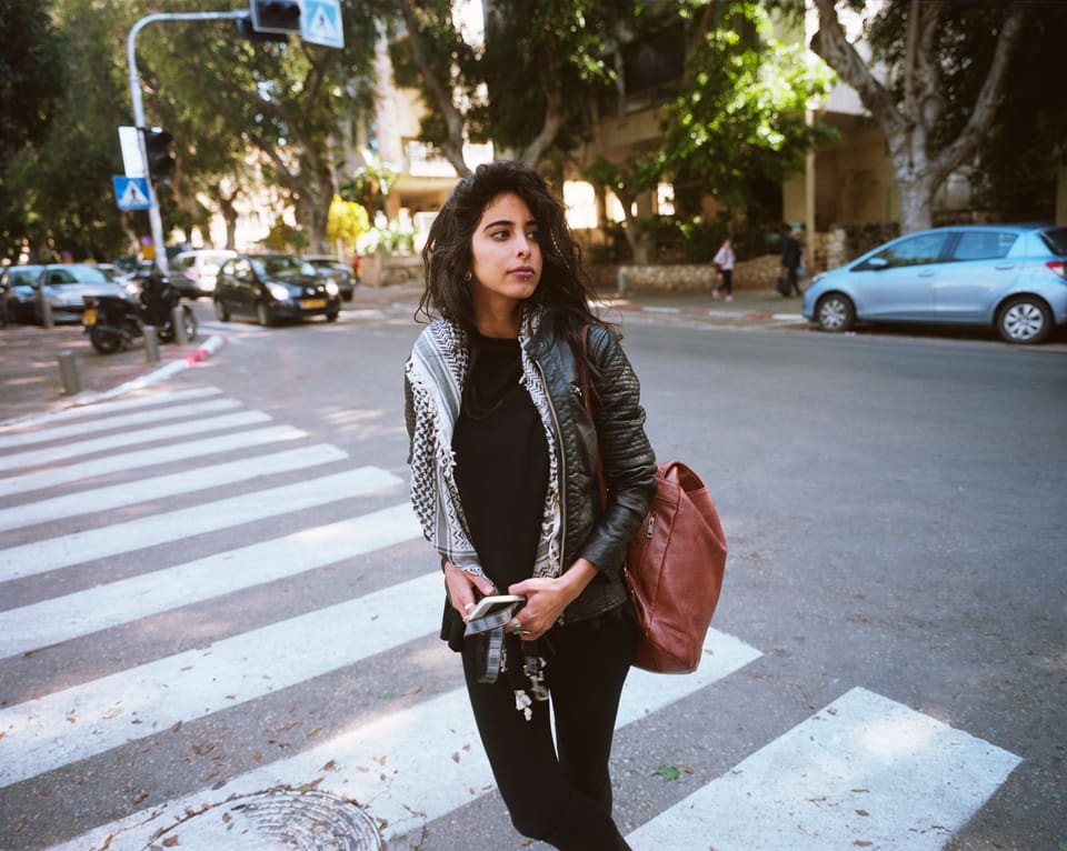 Die junge Frau mit der Kufiya auf den Strassen von Tel Aviv.