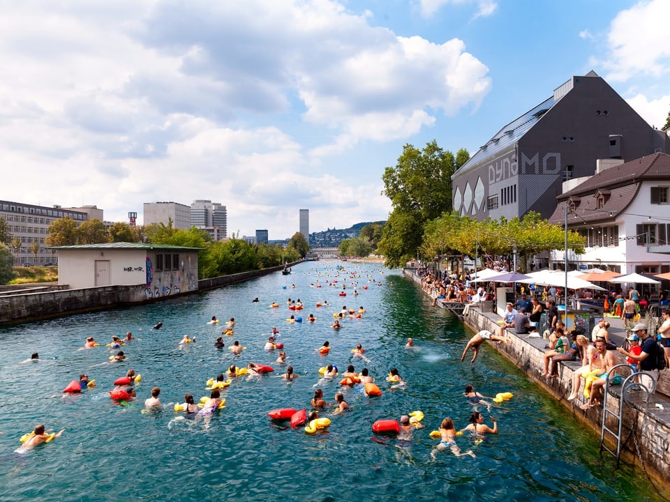 Era sche i dat il lai a Turitg è la Limmat durant la stad pli che plaina.