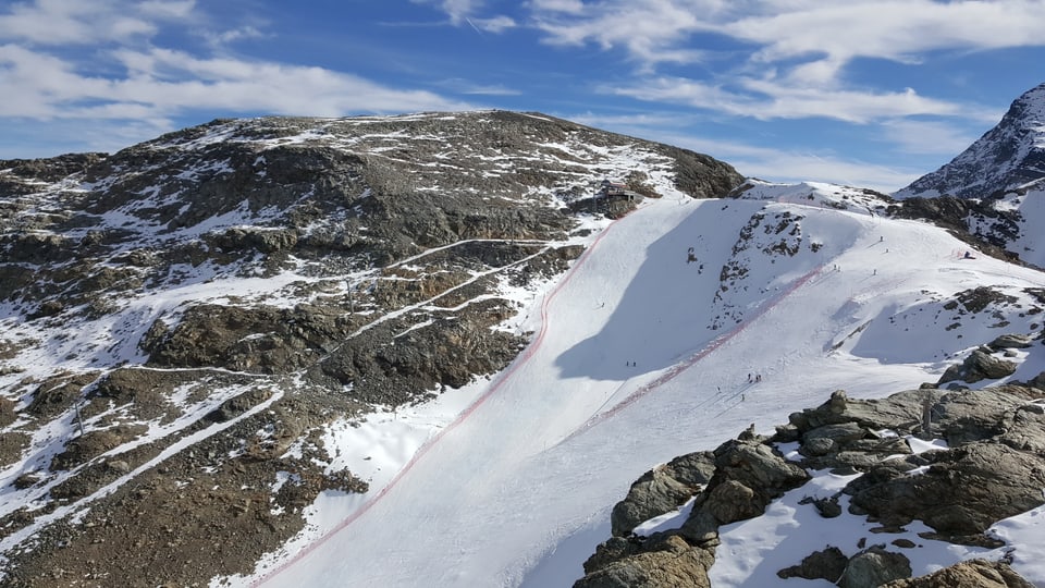 Sguard sin la pista sin il glatscher da la Diavolezza. In bindé larg alv ch'è enramà da la grippa da la muntogna. Als urs da la pista sa chattan raits da segirezza cotschens.