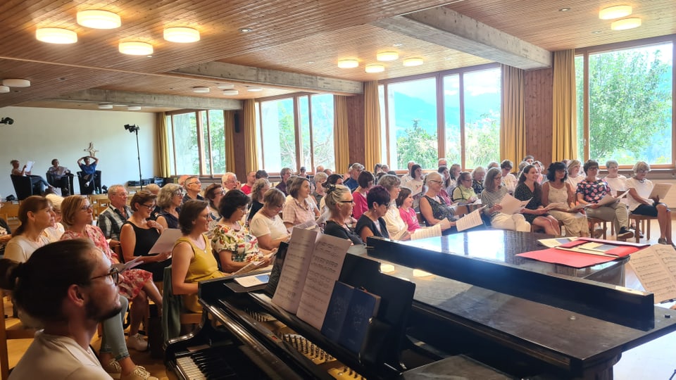 Am Romanisch Kurs in Ilanz ist das gemeinsame Singen ein wichtiger Bestandteil um die Romanische Sprache zu lernen. 