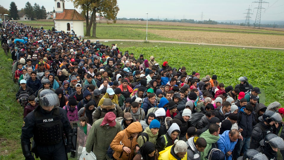Unda da fugitivs che marschan tras la Slovenia.