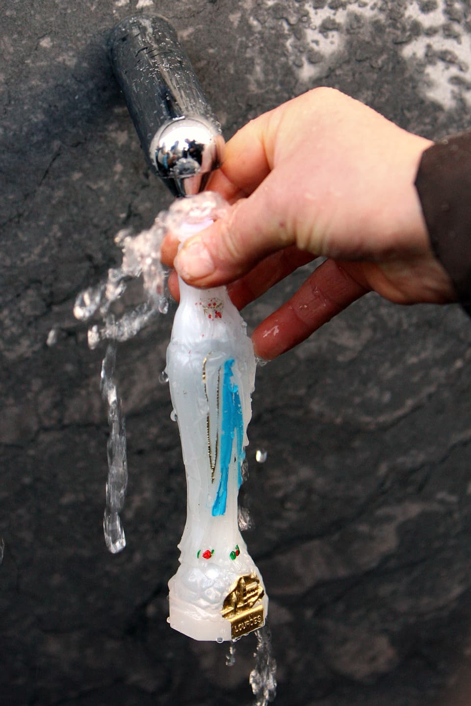 Dem Wasser in Lourdes werden Heilkräfte nachgesagt. Man kann es trinken oder auch darin baden.