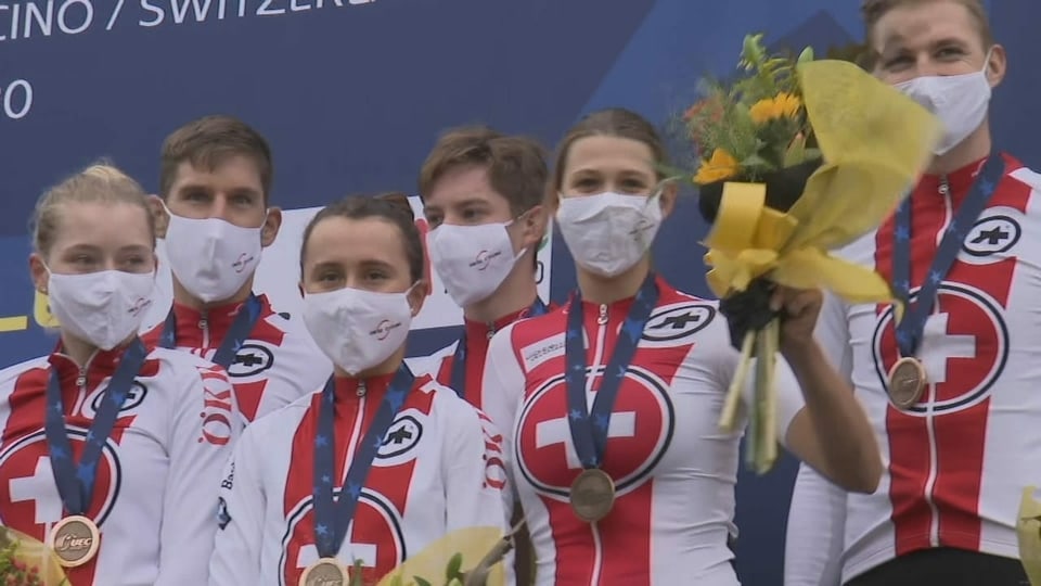 Sportists giuvenils che portan mascrinas e medaglias.