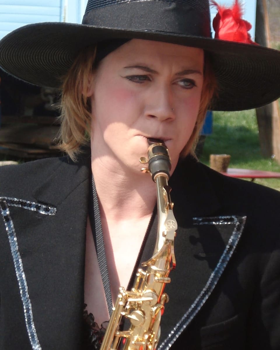 Purtret d'Anita Gadola che suna saxofon. 