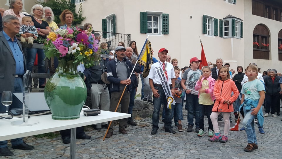 Il campun mundial Giacomin Barbüda, tranter la populaziun sin la plazza ad Ardez