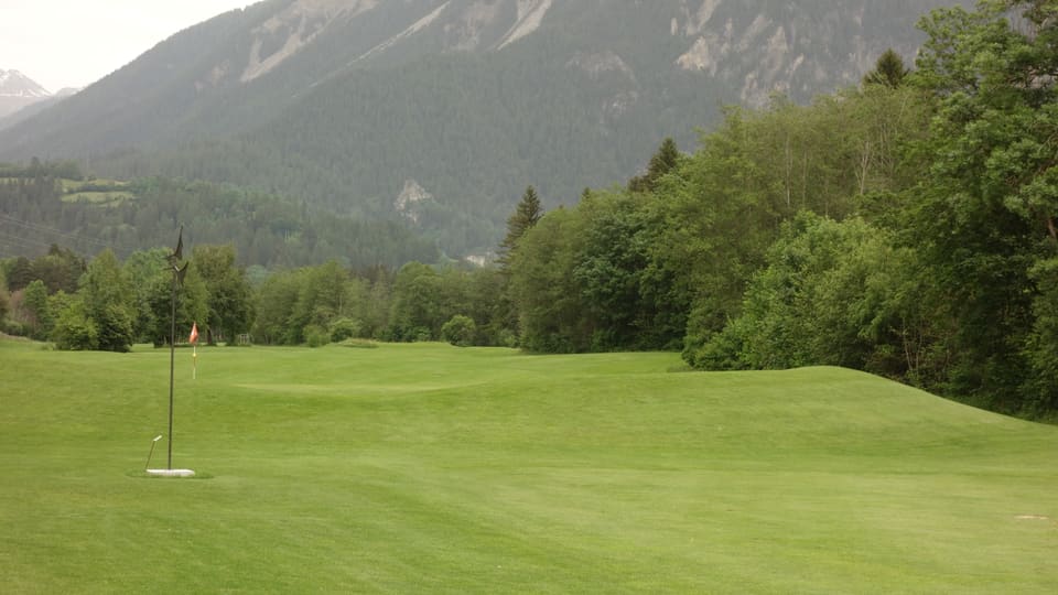 La plazza da golf Alvagni ha 18 rusnas.
