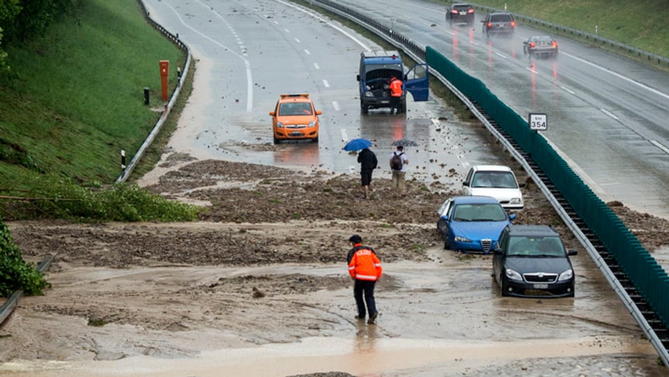 L'autostrada A1 è vegnida inundada e cuvrida cun glera ed è serrada.