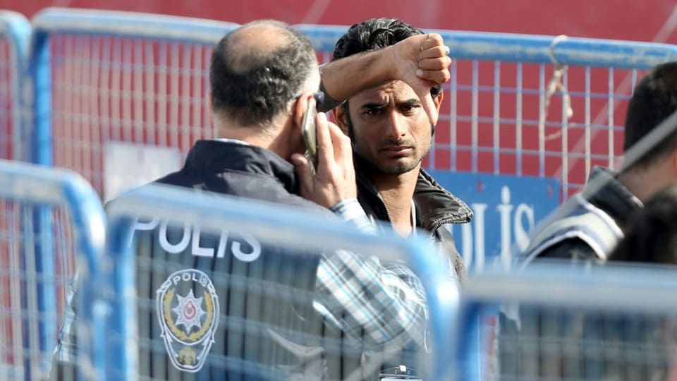 In fugitiv che mussa cul polesch vers engiu.