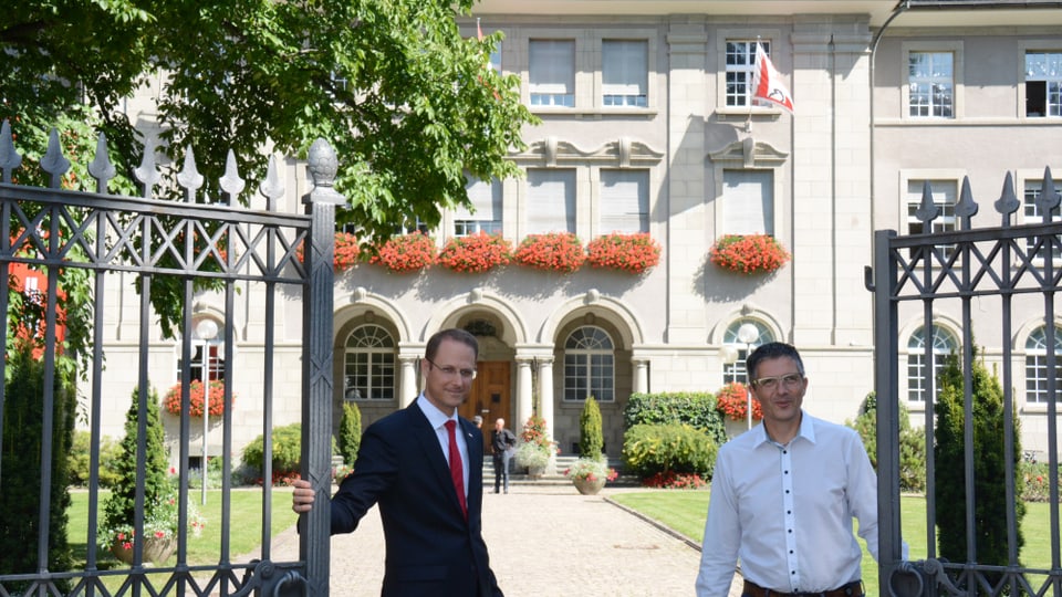 Simbolicamain han il directur da la VR, Renato Fasciati ed il cusseglier da la citad, Tom Leibundgut avert la porta dal parc.