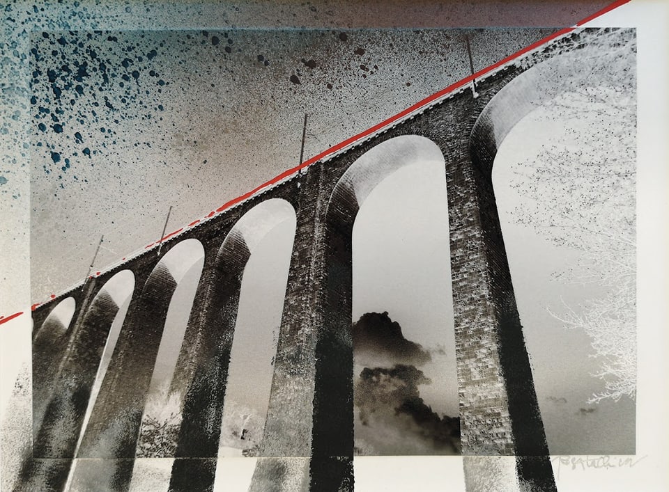 Ein Kunstwerk von Rosa Lachenmeier: Ein Foto-Negativ, das eine Brücke zeigt und künstlerisch ergänzt wurde.