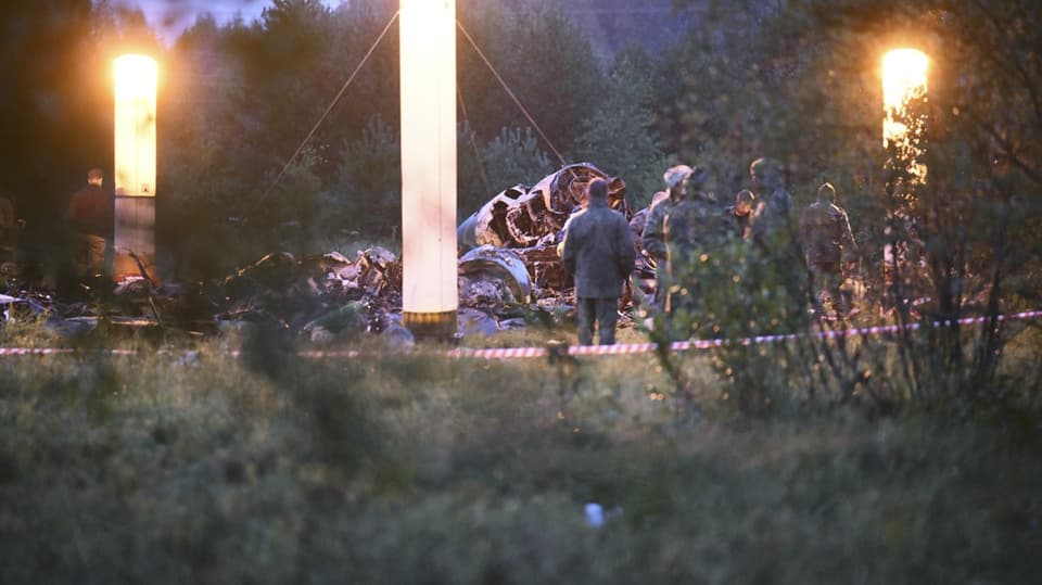 Lampen beleuchten Teile eines Privatjets nach einem Absturz in der Nähe des Dorfes Kuzhenkino, Region Twer, Russland.