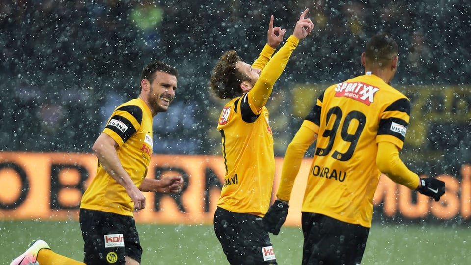 Ils giugaders da YB Milan Gajic, il goli Miralem Sulejmani e Guillaume Hoarau (da san.) giubileschan suenter l'emprim gol.