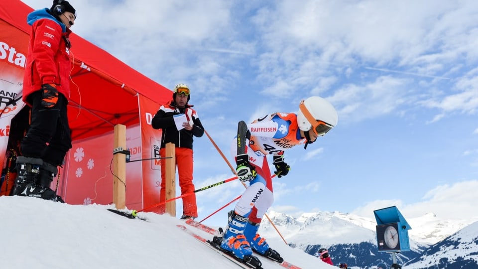 Uffant a la partenza d'ina cursa da skis