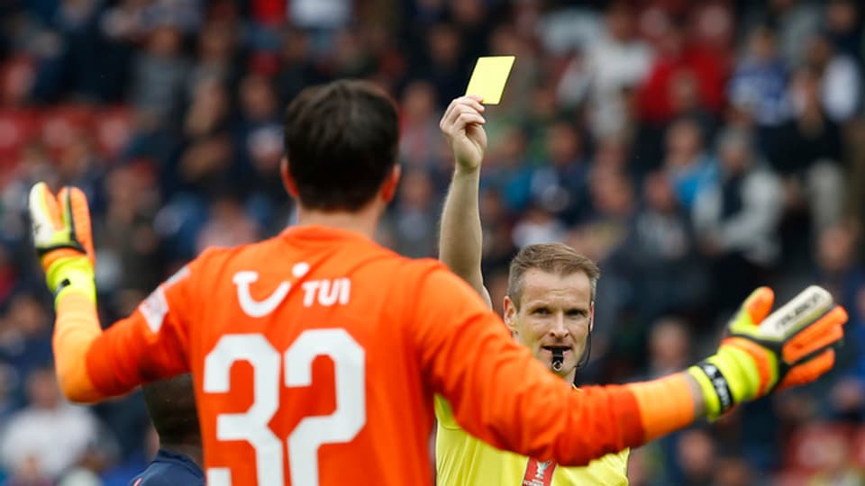 Il goli da Turitg Anthony Favre survegn la carta melna per in foul al lugnaes Anastasios Donis.