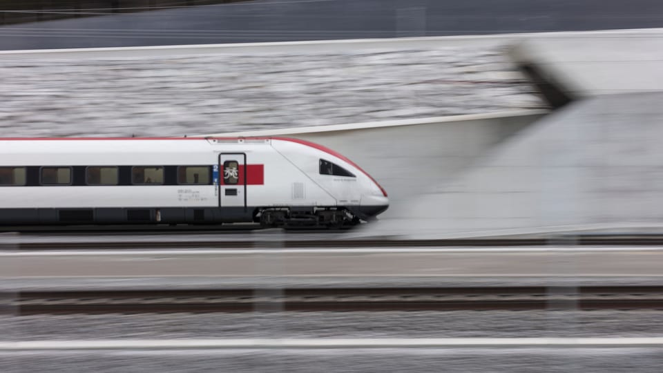 Purtret d'in tren da l'SBB che charrescha en il tunnel dal Gottard. 