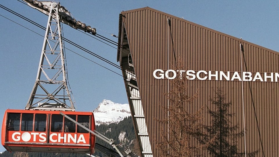 Die Gotschnabahn-Talstation mit einer roten Kabine.
