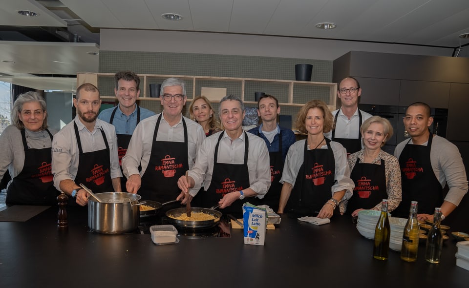 Gruppenbild mit Bundesrat Cassis und Teilnehmern des Koch-Events an der Emna Rumantscha.