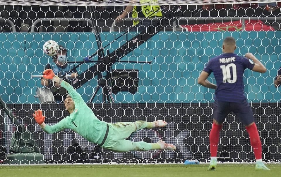 Yann Sommer parescha penalti cunter Kylian Mbappe.