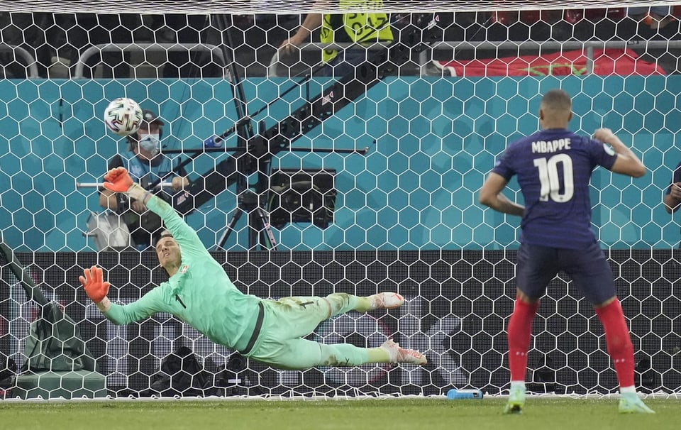 Yann Sommer parescha penalti cunter Kylian Mbappe.