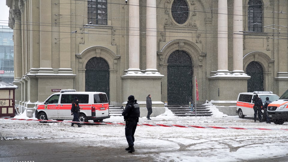 Autos da polizia avant la baselgia.