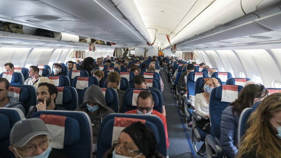 Aviun da dadens cun persunas cun mascrina.