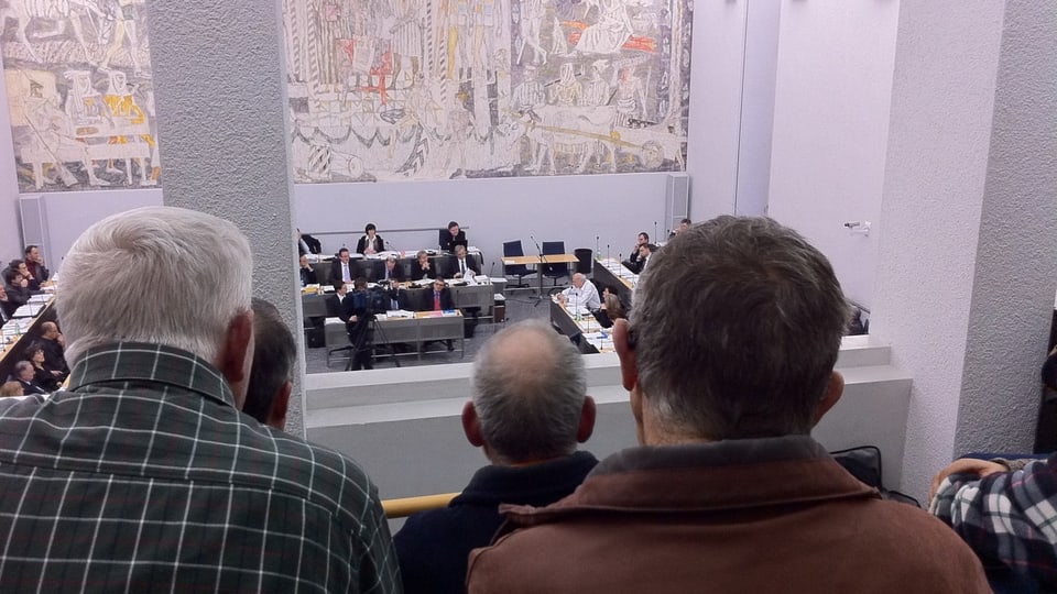 Persunas miran la debatta. 