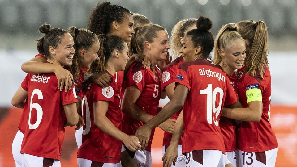 Gruppa da 10 giugadras da ballape che triumfeschan suenter avair sajettà in gol.