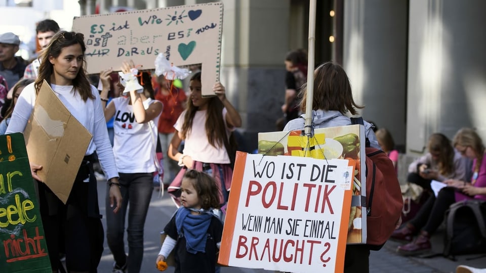 Demonstraziun dal clima cun in placat davant cun l'inscripziun: wo ist die Politik, wenn man sie braucht?
